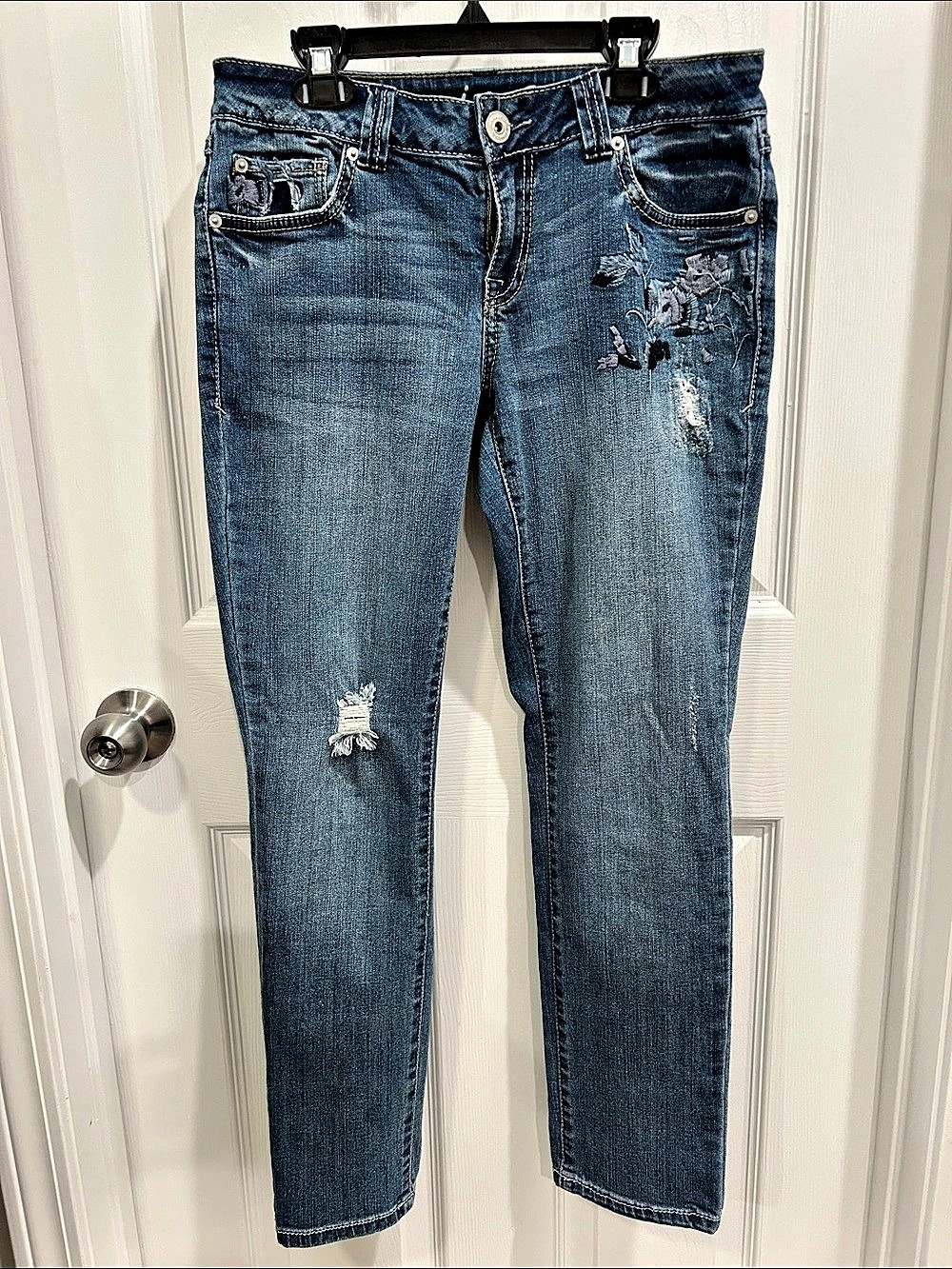 INC size 4 Women's Blue Embroidered Distressed Skinny Capri Jeans
